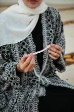 ⁦عباءة سوداء للمناسبات⁩ - الصورة ⁦2⁩